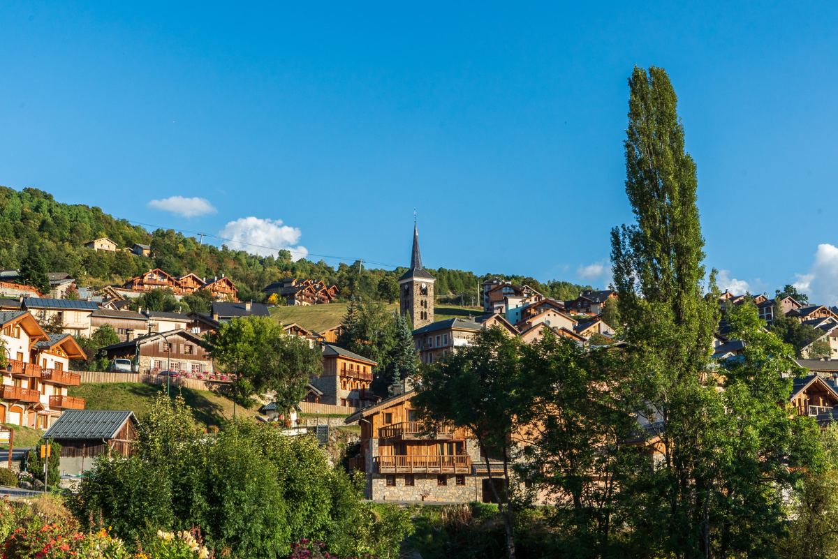 In summer, the village of Saint-Martin-de-Belleville reveals all its alpine charm, with flower-filled meadows, authentic narrow streets, and panoramic hikes in the heart of the mountains