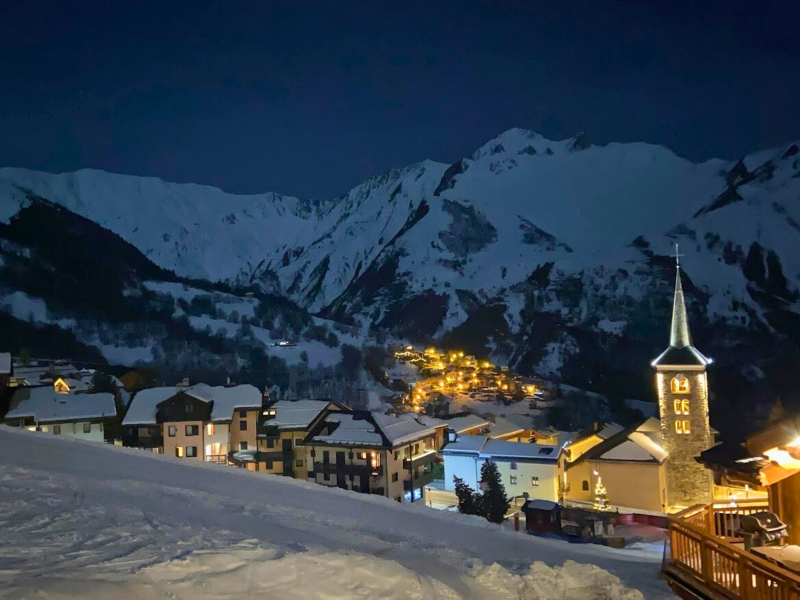 Exceptional chalet In the heart of the Village - Photo N°8